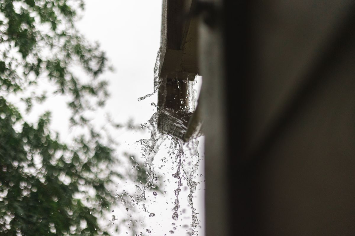 Écoulement d'eau pluviale d'une gouttière de toiture, comparatif des marques et des matériaux